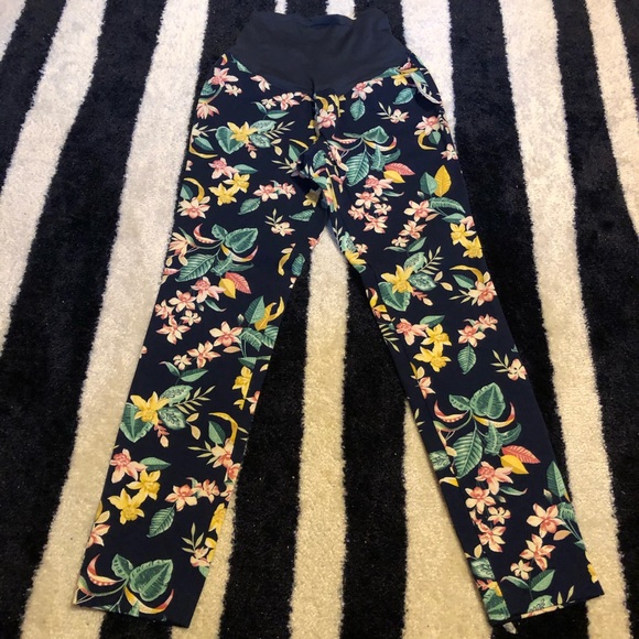 NWT Floral Pattern Maternity Pixie Pant - Picture 3 of 5